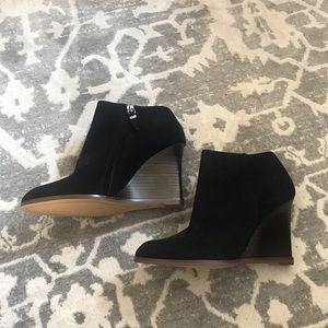 NWOT Halogen Selbi suede wedge ankle boot